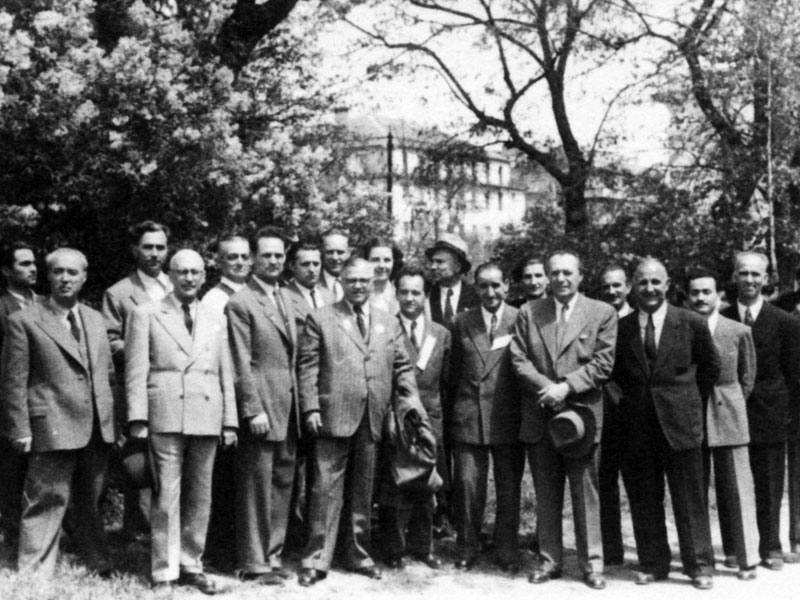 Обща снимка на преподавателите в Художествената академия през 50-те години на миналия век. Четвъртият отляво надясно е проф. Борис Митов