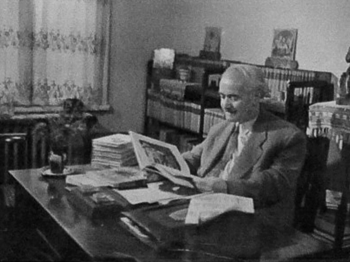 Писателят в работния си кабинет, 1956 година