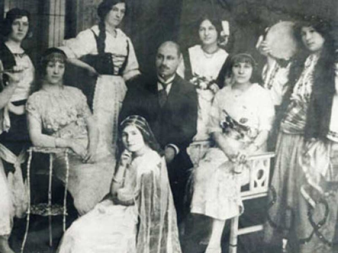 Ученички от Варненската девическа гимназия след изпълнение на операта „Вълшебният кладенец“ заедно със своя учител и диригент Александър Кръстев