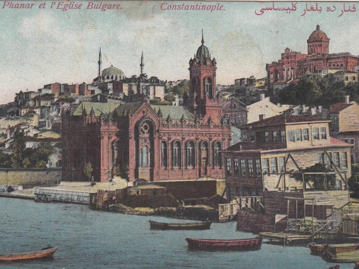 Изглед към Константинополския (Истанбулския) квартал Фенер. На хълма: Kонстантинополската патриаршия, на преден план: Българската православна църква „Св. Стефан“. През последните десетилетия на XIX век гърците изоставят Фенера за по-проспериращите западни райони Галата и Пера през Златния рог.  Пощенска картичка 1905-1910