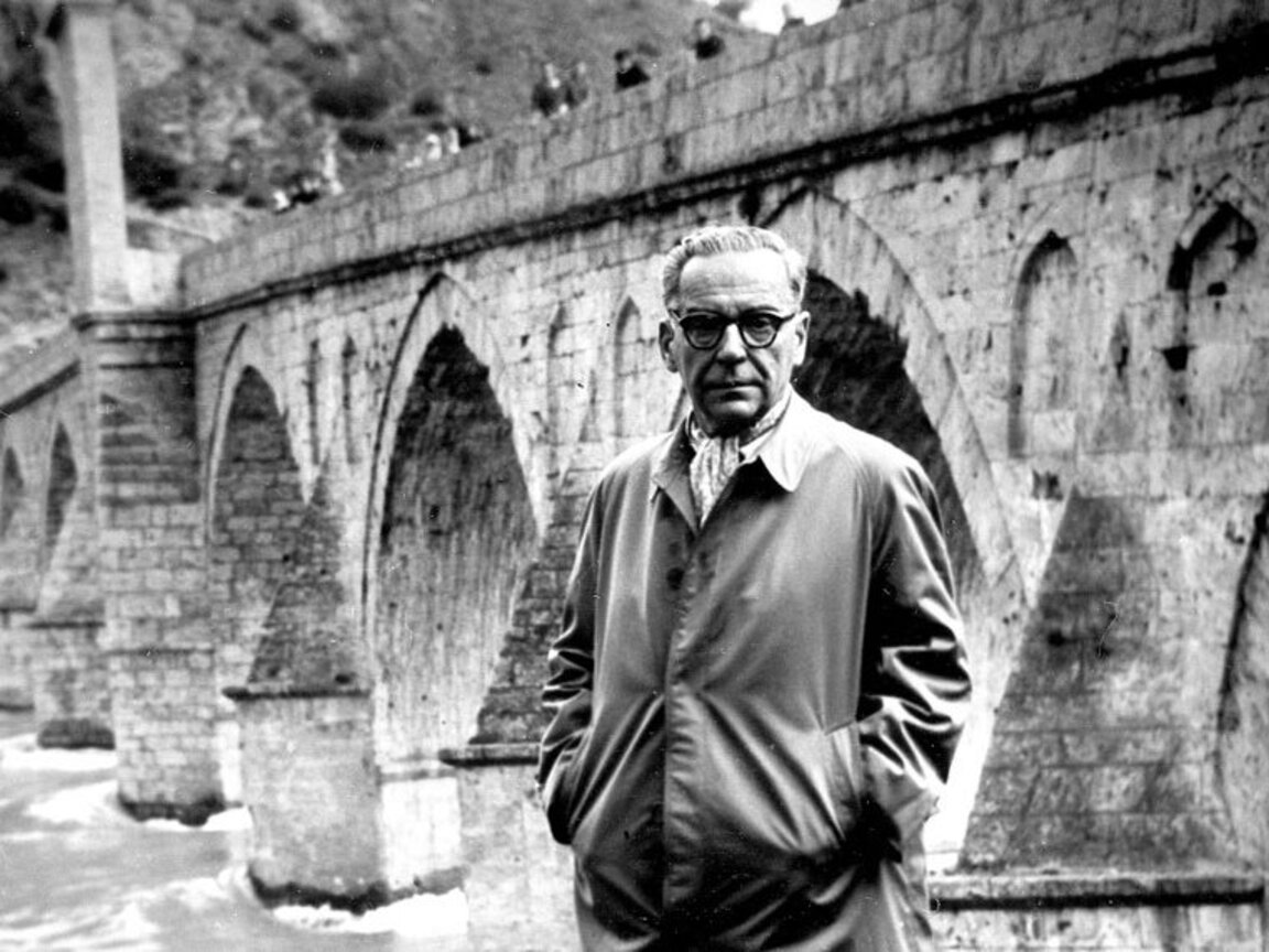 Писателят във Вишеград, пред моста, който го прави известен