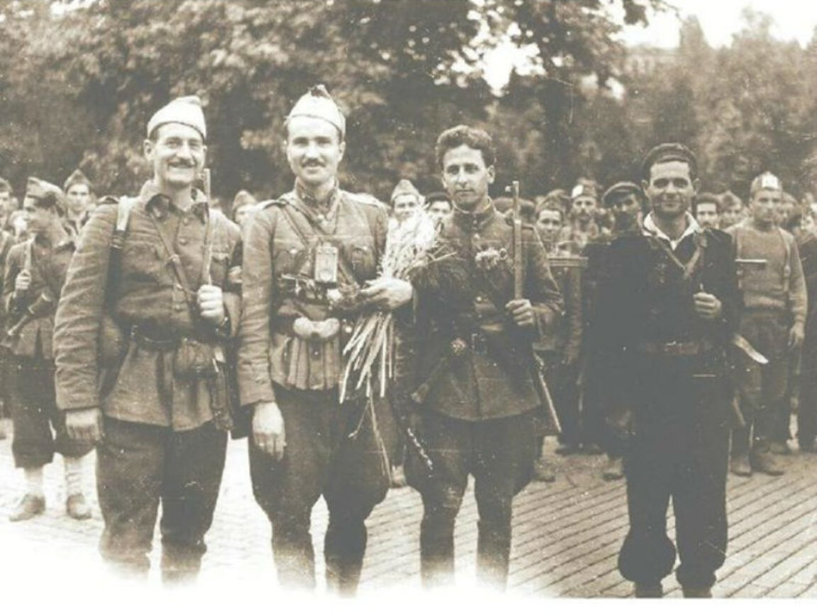 София, 13.9.1944 г. Щабът на бригада "Чавдар" (от дясно наляво): Тодор Делов-Стефо – зам.-командир, Веселин Андреев-Андро – политкомисар, Добри Джуров-Лазар – командир и Иван Хариев-Доктора – лекар