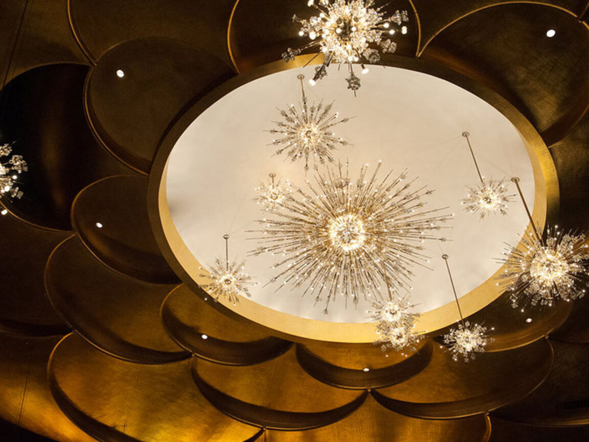 Централен елемент на фоайето са единадесет кристални полилеи, наподобяващи съзвездия с блестящи луни и сателити, а в самата концертна зала са инсталирани 21 полилеи, най-големият от които е с диаметър 5,5 м.