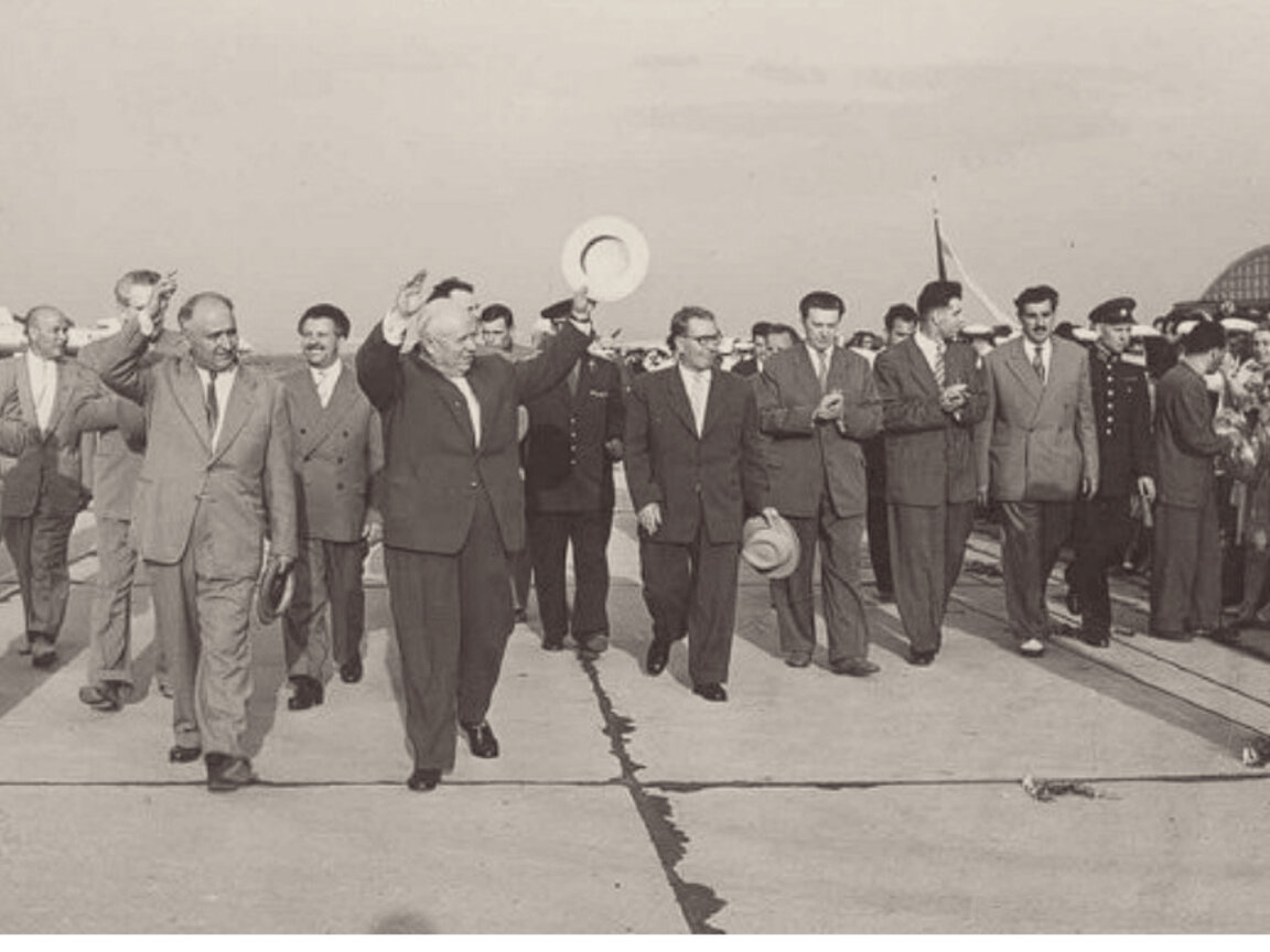 Антон Югов (в средата, зад Тодор Живков) при посрещането на Никита Хрушчов за VII конгрес на БКП