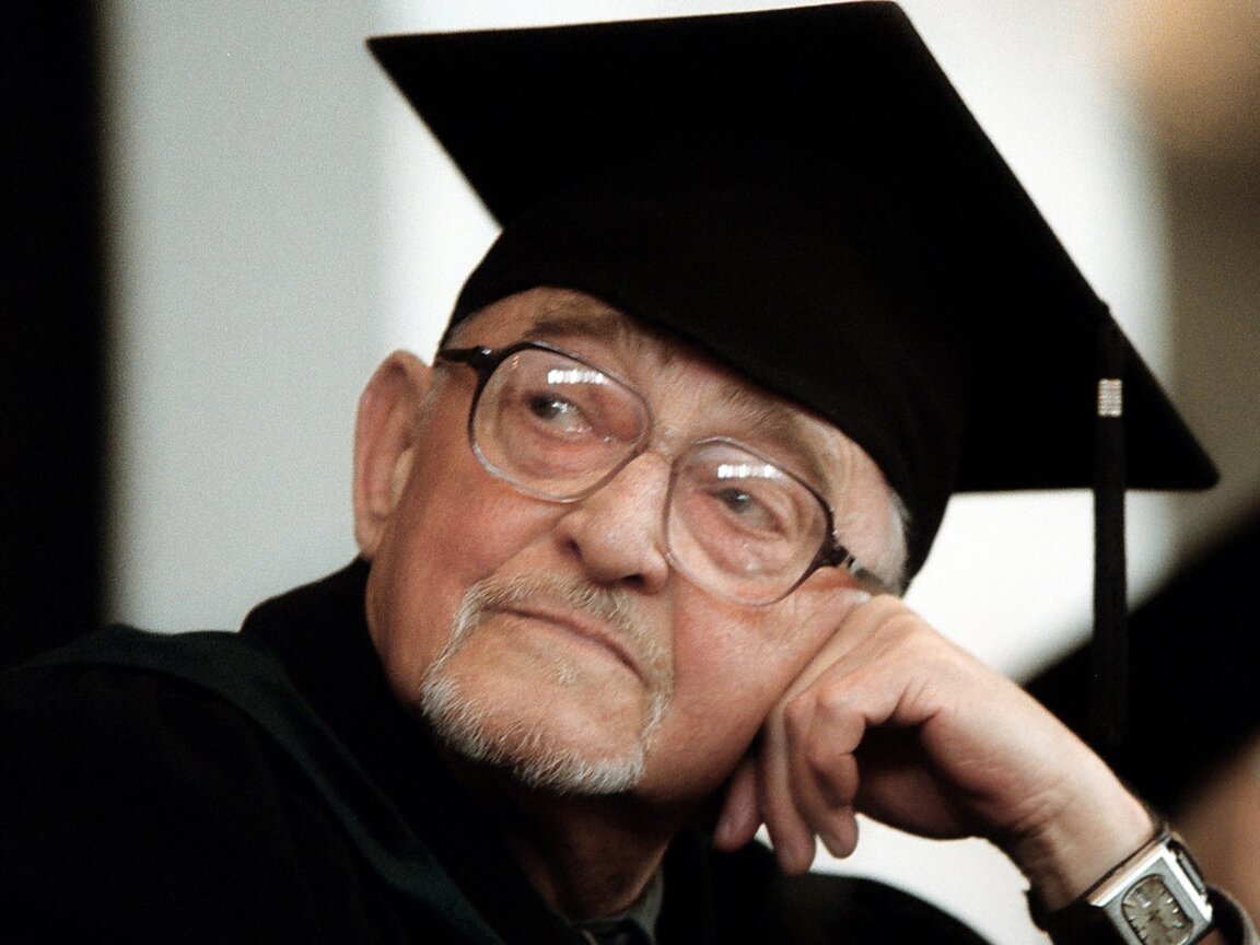 Леон Даниел на церемонията по удостояването му с титлата „Почетен доктор на НАТФИЗ“, 2003 г.