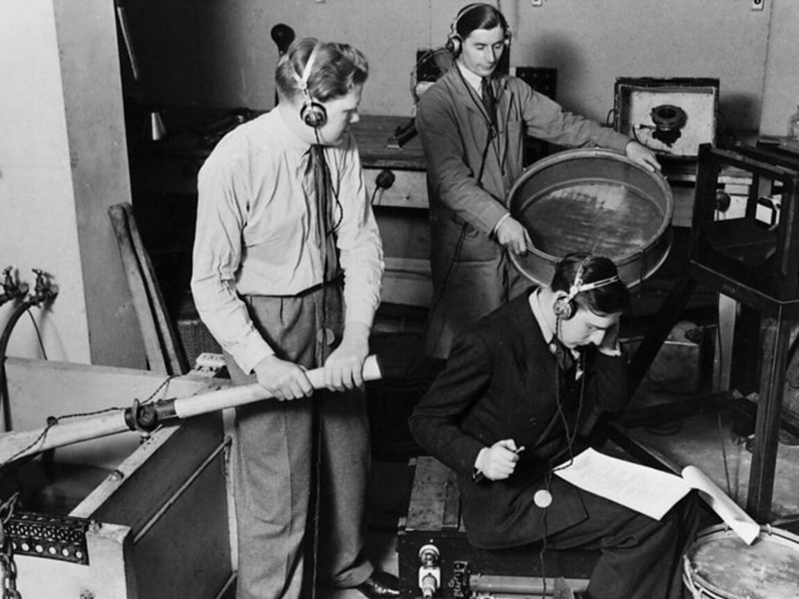 Запис на различни звукови ефекти за радиодрама.