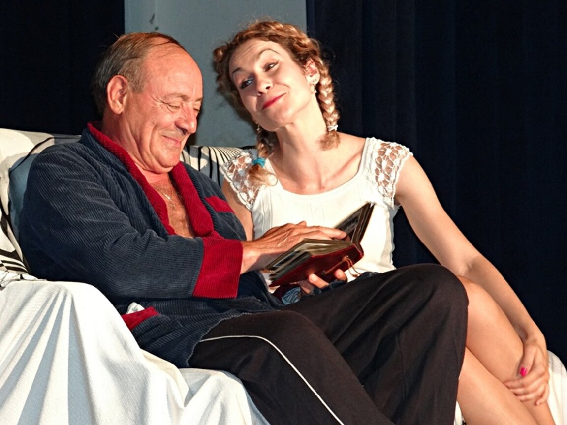 В сцена от постановката "Квартет за двама" с Цветана Горкиева