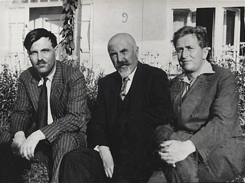 От ляво надясно: Ангел Каралийчев, Никола Ракитин и Георги Константинов. Плевен, 1932 г.