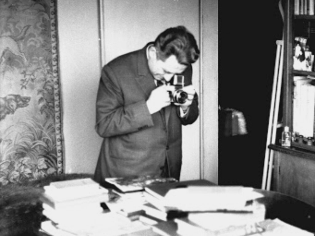 Иван Богданов пред работната си маса. София, април 1973. Снимка: Михаил Тошков