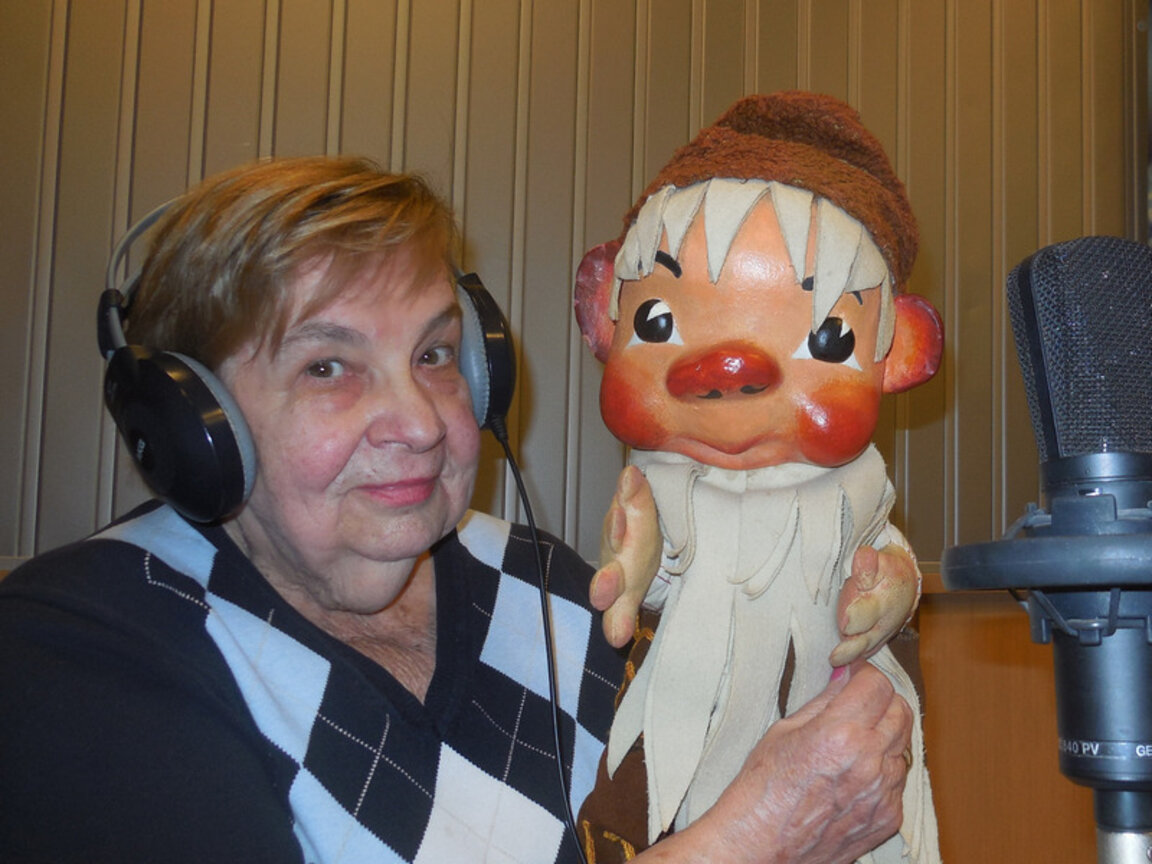 За повече от половин век телевизионен стаж в „Лека нощ, деца“ малкото човече Педя човек, лакът брада е разказало хиляди приказки с гласа на актрисата Слава Рачева