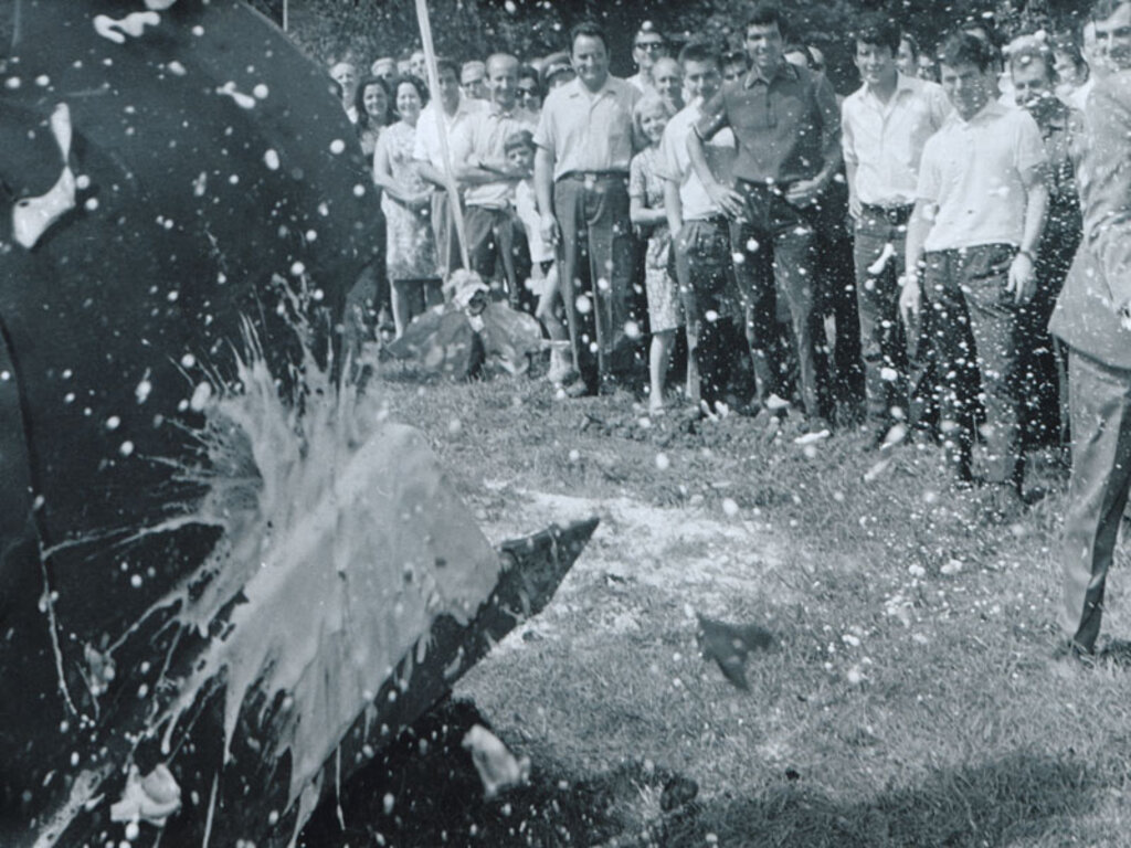 През 1971 г. започва строежа на новата сграда на радиото