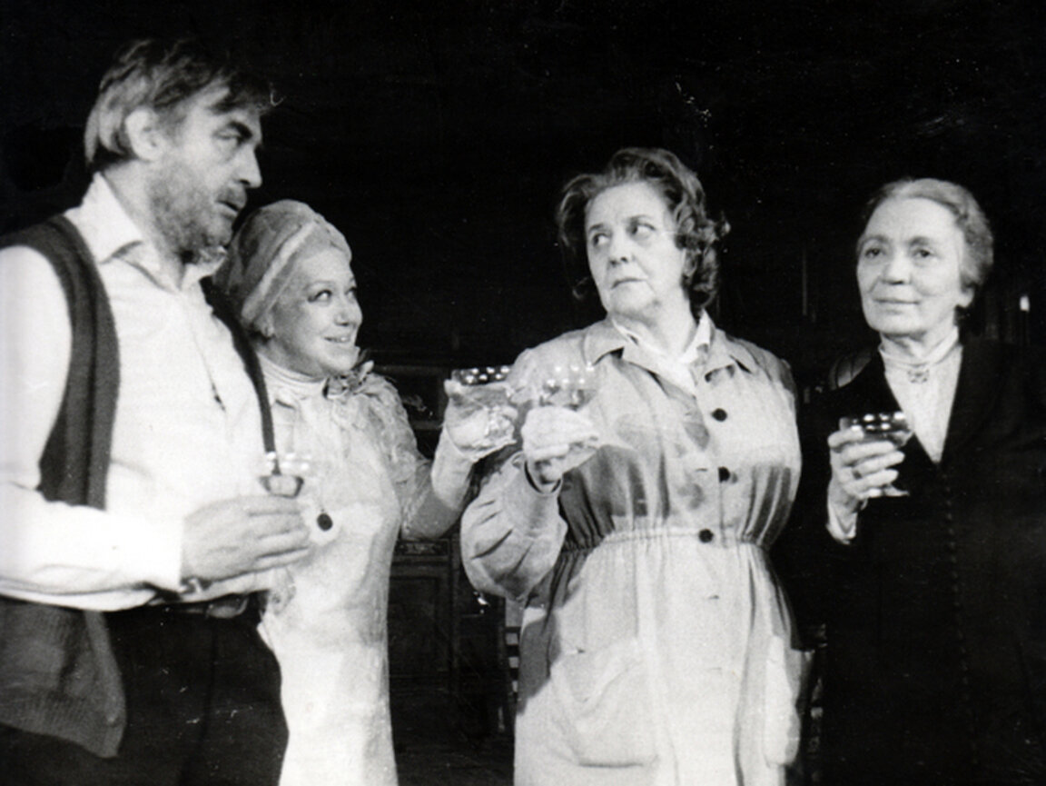 Любомир Кабакчиев, Таня Масалитинова, Маргарита Дупаринова и Иванка Димитрова в „Ретро” от Александър Галин. Постановка на Народния театър от 1982 г., режисьор Димитрина Гюрова