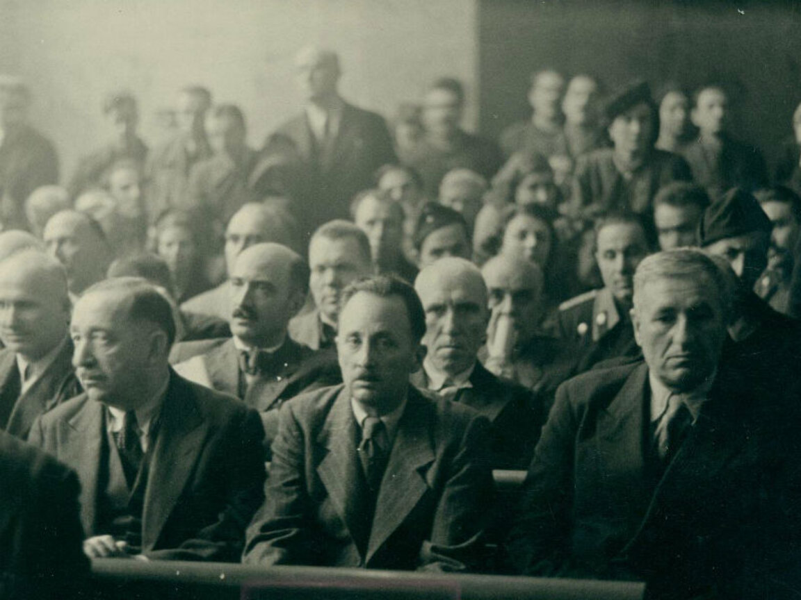 Регентите в съдебната зала - отляво на дясно: Богдан Филов, Княз Кирил Преславски, ген. Никола Михов