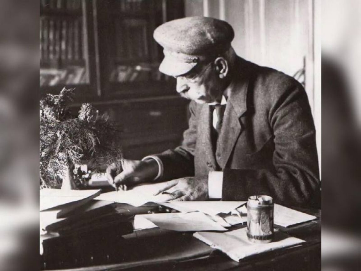 Иван Вазов в работния си кабинет