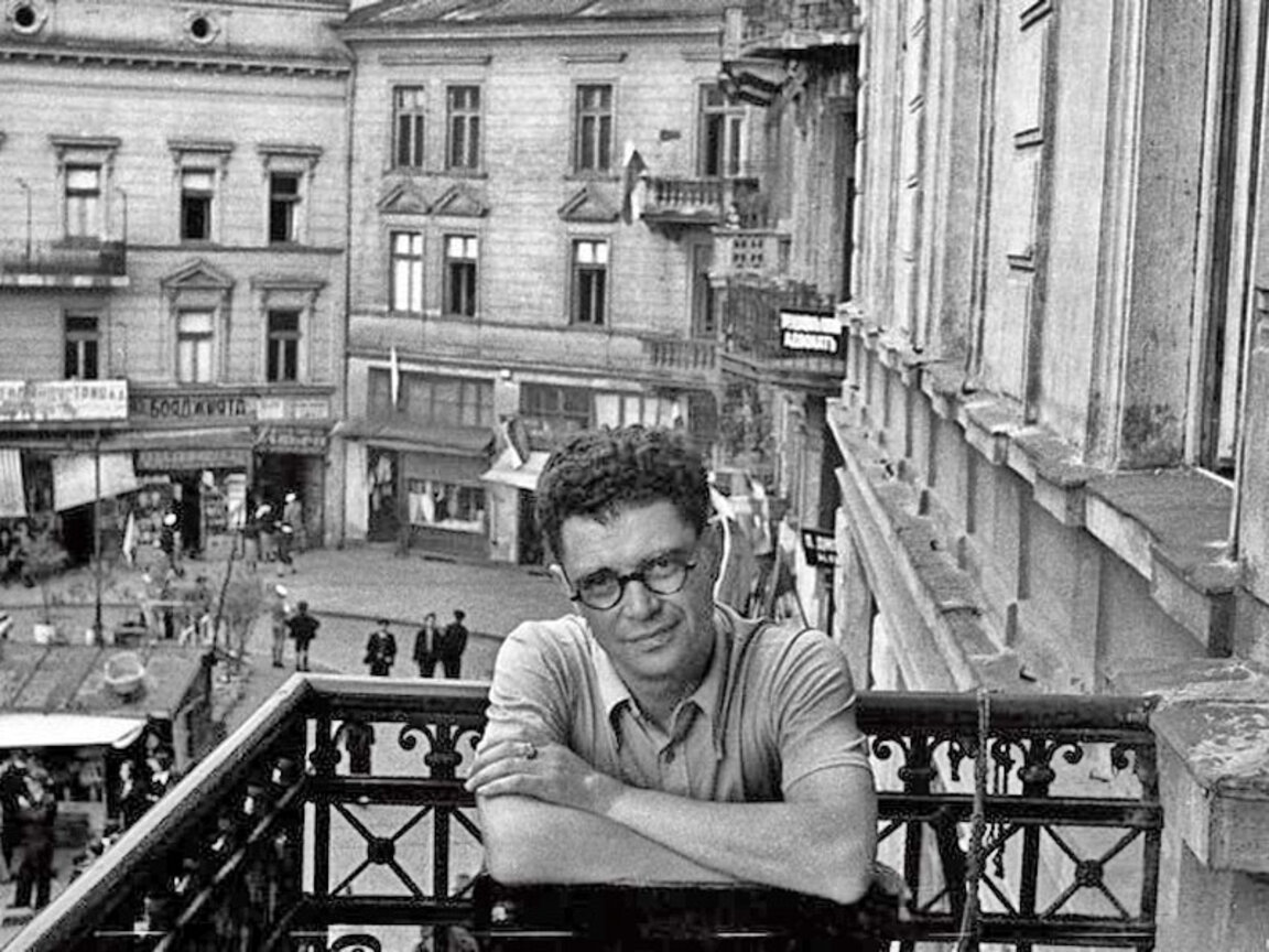 На балкона на редакцията на списание „Трудови вести“, пасаж Свети Никола, София, 1938 година