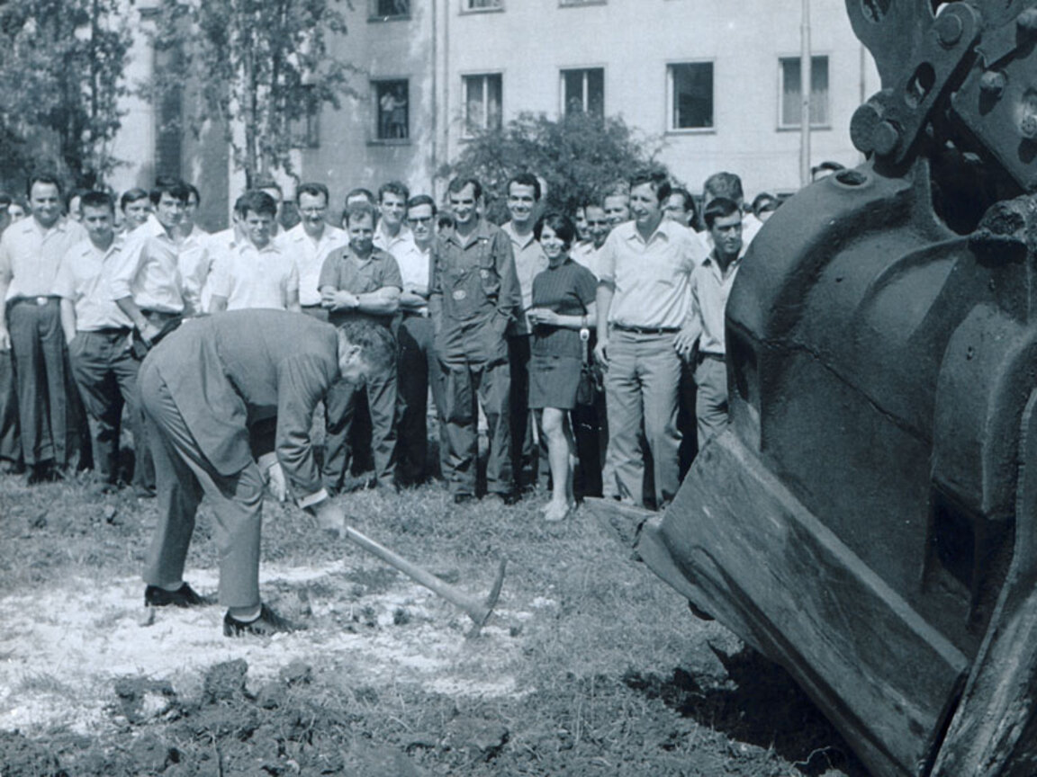 Поетът Павел Матев прави първа копка на новата сграда на Радиото (1971 г.)