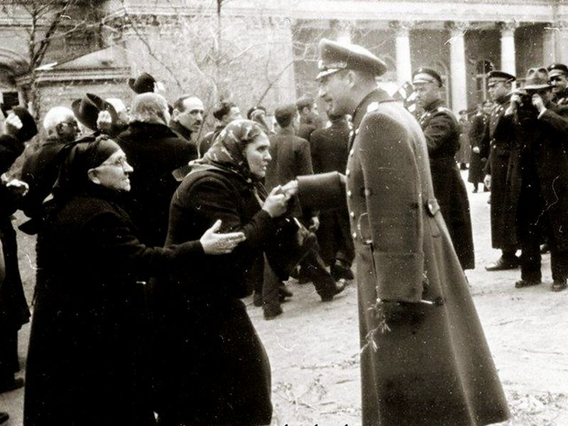 Н.В.Цар Борис III по време на манифестация в София по случай освобождаването на Македония, Тракия и Западните покрайнини, април 1941 г.