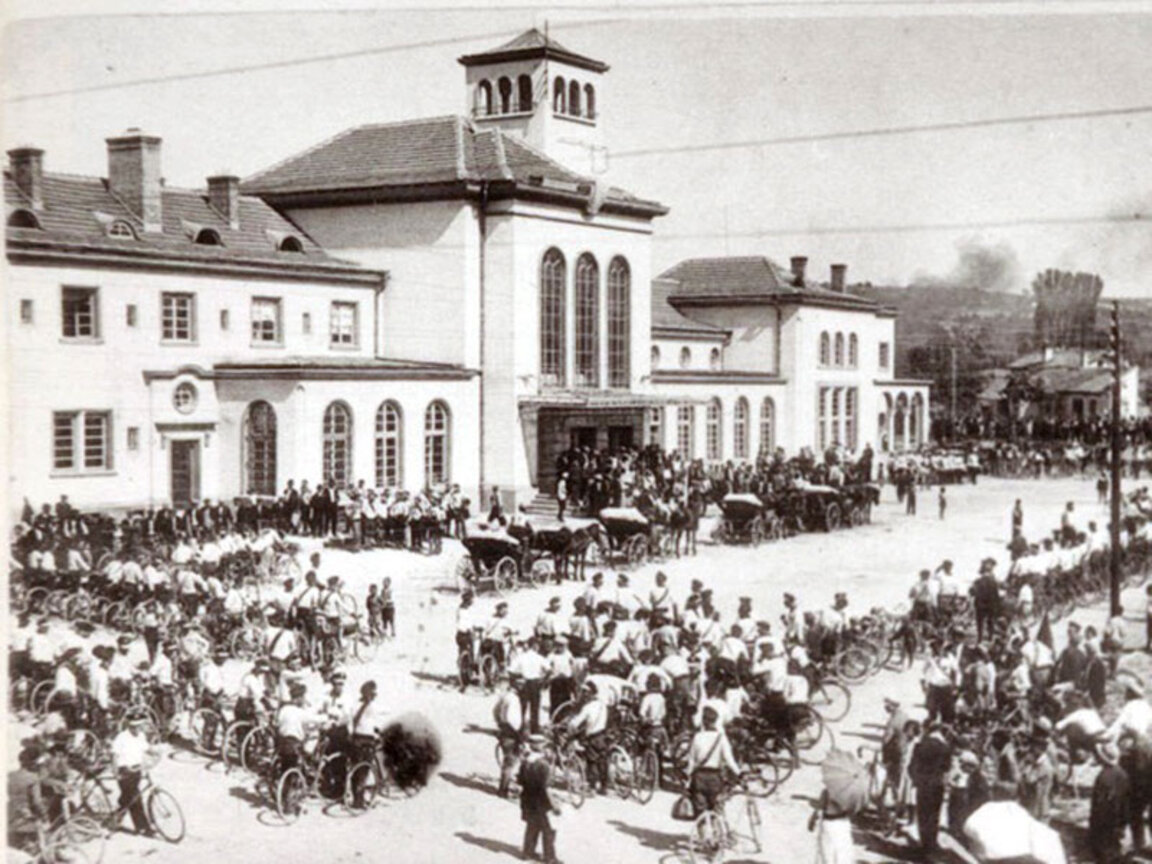 Снимка от Плевен от времето, когато е публикувано първото българско издание, специализирано в проблемите на радиоразпръскването в края на 20-те години на ХХ в.