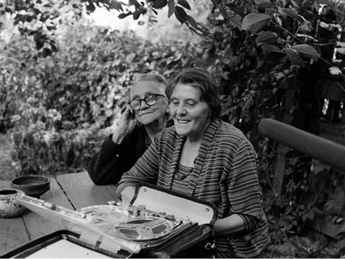 Райна Кацарова с майка си в градината им в София. Снимка: Мартин Кейниг от книгата му "Гласове и образи от България 1966 - 1979"