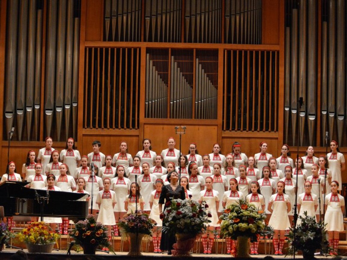 Радиохорът с диригент Венеция Караманова на сцената на зала „България“