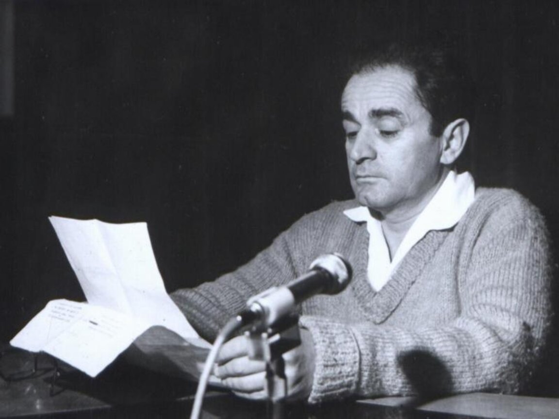 Валери Петров в едно от студията на Радио София. Снимка: Мирчо Сливенски