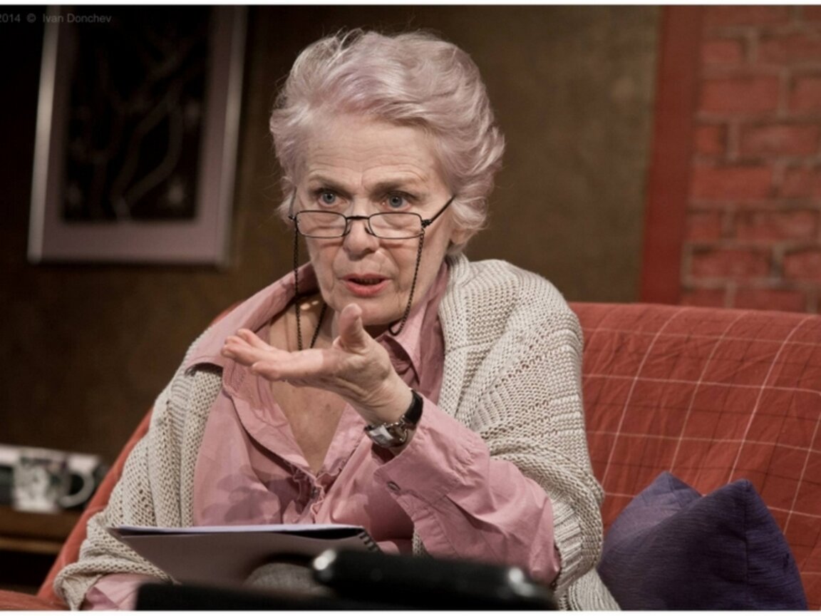 Меглена Караламбова в сцена от „Откраднати разкази“ в Театър „Българска армия“