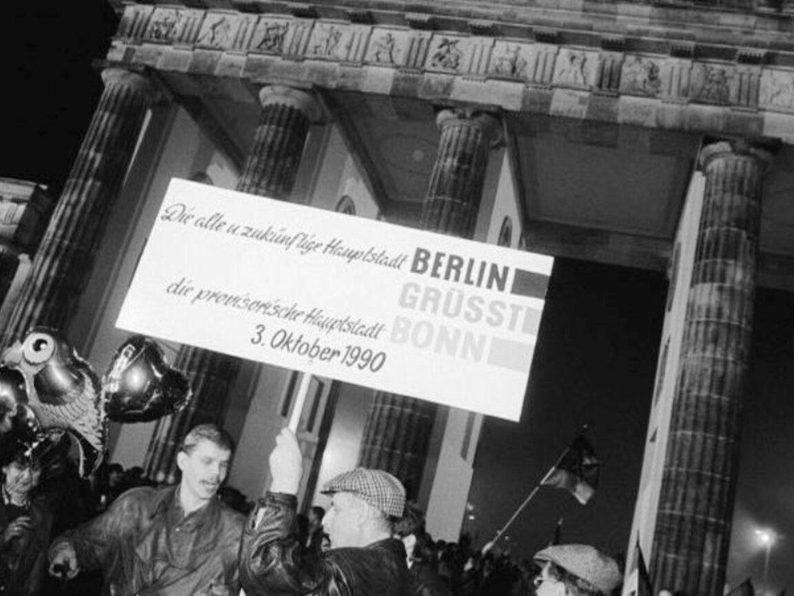 Слоганът гласи: „Старата и бъдеща столица Берлин поздравява временната столица Бон“, 1990-а