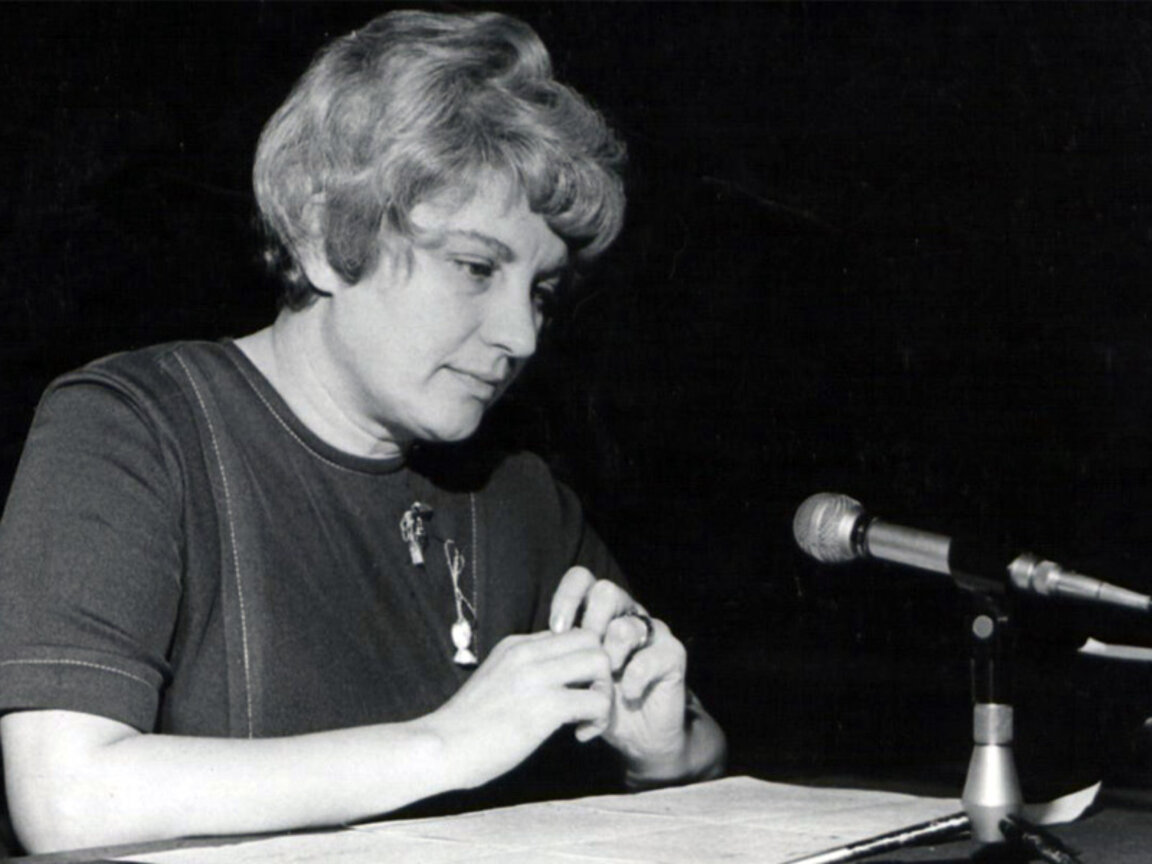 Блага Димитрова чете свои творби пред микрофона на Радио София.