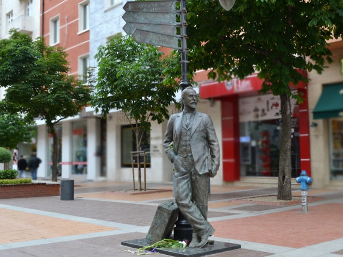 Паметникът на Щастливеца, открит на 11 май 2016 г. в центъра на София, гледа към Витоша