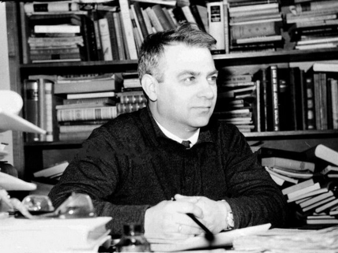 Стефан Дичев в дома си, началото на 60-те години