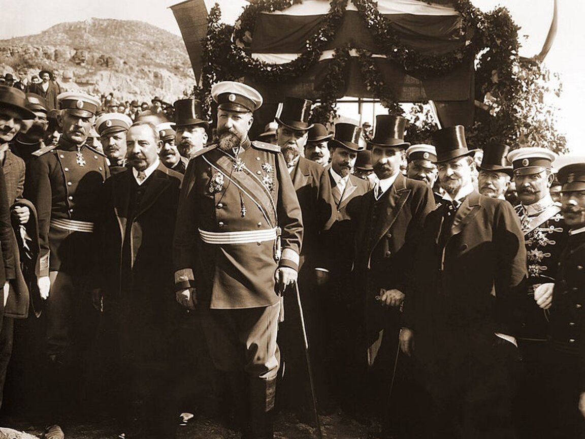 Българската делегация начело с княз Фердинанд и премиера Александър Малинов (вляво от владетеля) при тържественото провъзгласяване на Северна и Южна България за независимо царство на 22 септември 1908 г. във Велико Търново