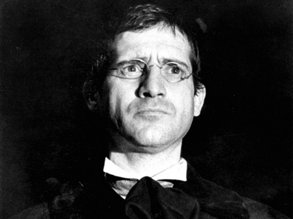 На сцената на Театър 199 в постановката „Дневникът на един луд“ от Н.Гогол, реж. Крикор Азарян, (архив на театъра, 1966 г.)