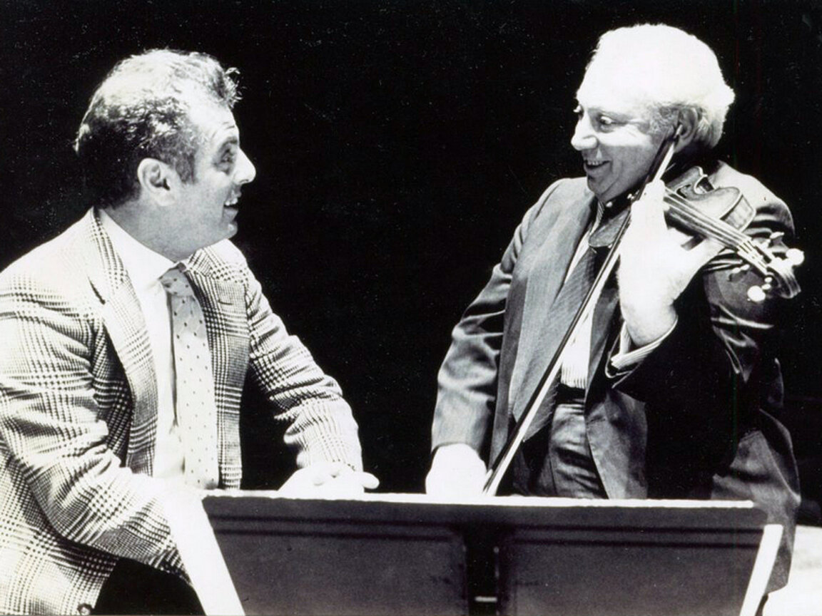 Пианистът и диригент Даниел Баренбойм и Исак Щерн (вляво), 70-те години на миналия век