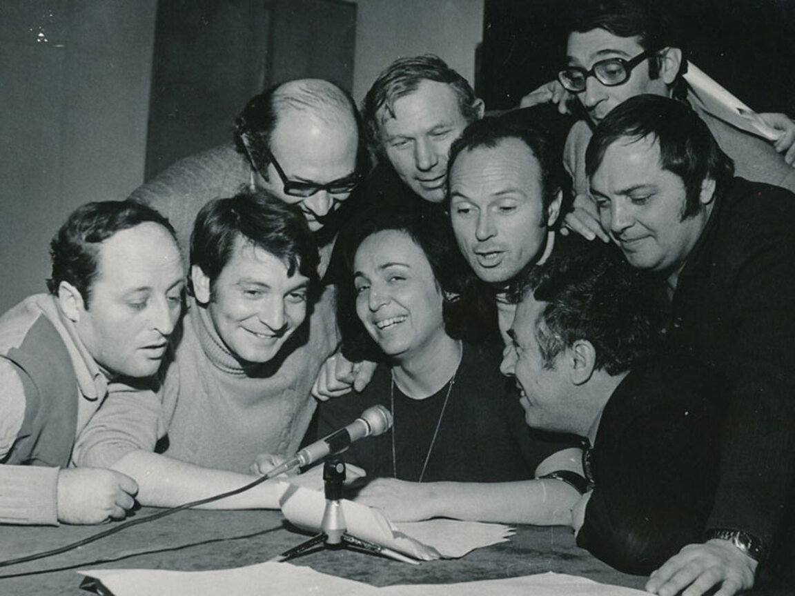 Мария Нанчева с актьорите (от ляво надясно) 1-ви ред: Хиндо Касимов, Сава Хашъмов, Георги Калоянчев; 2-ри ред: Вълчо Камарашев, Сотир Майноловски, Васил Попов; 3-ти ред: музикалният оформител Ангел Георгиев, актьорът Светослав Пеев