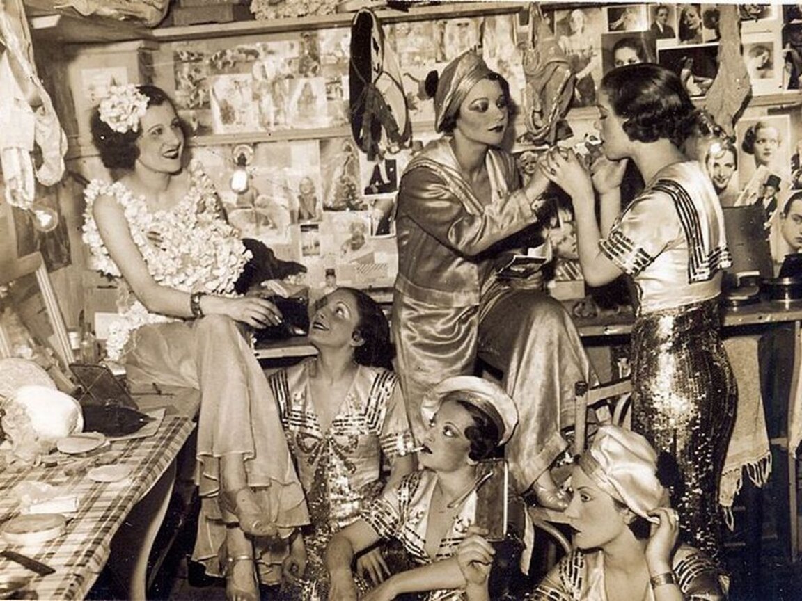 В Париж Фео Мустакова (първата отляво) танцува в трупата на прочутото вариете „Фоли Бержер“