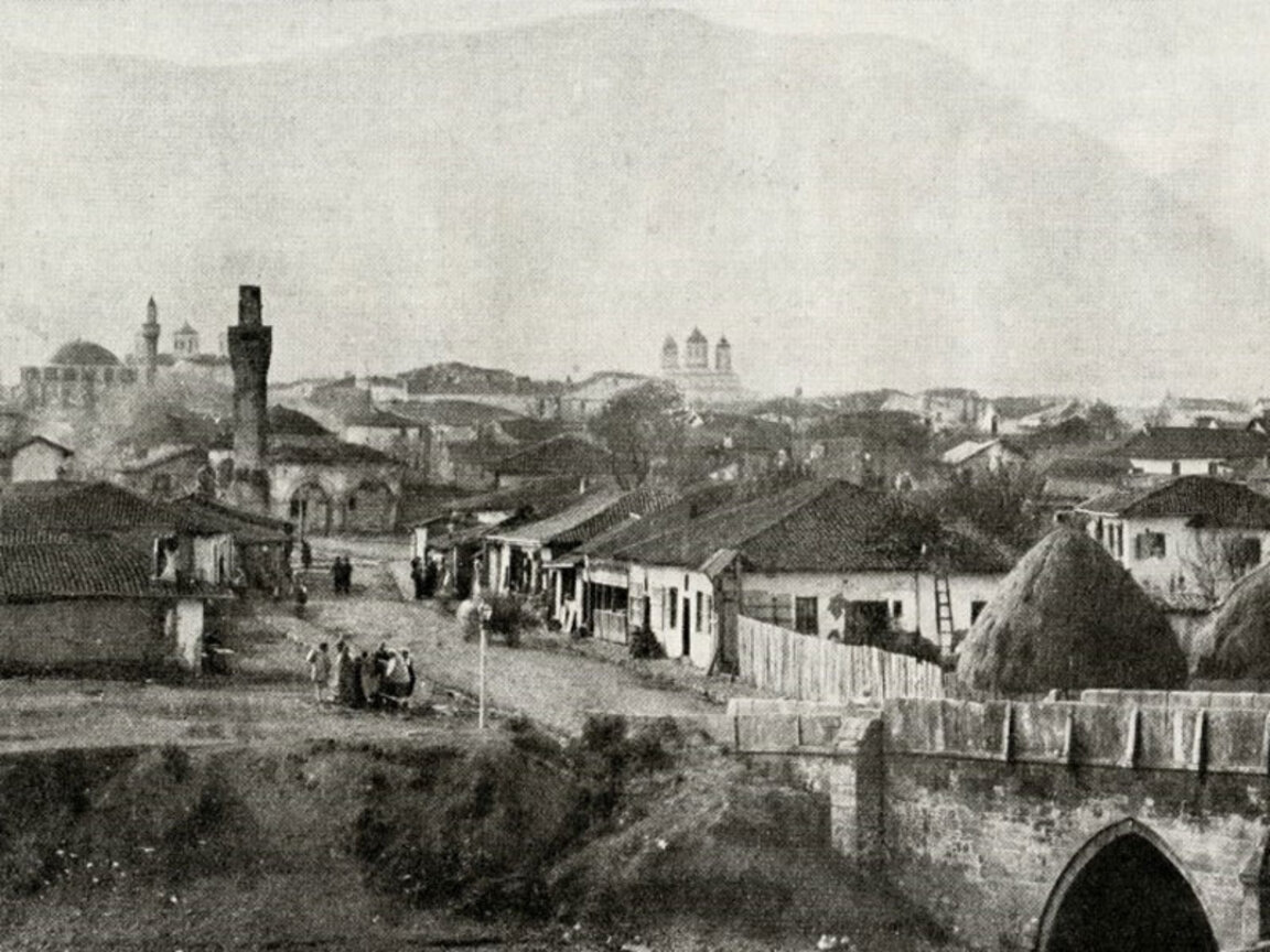 Панорама към София в първите години след Освобождението – на преден план улица „Ломска“ с Шарения мост, днес бул. „Мария Луиза“ с Лъвов мост