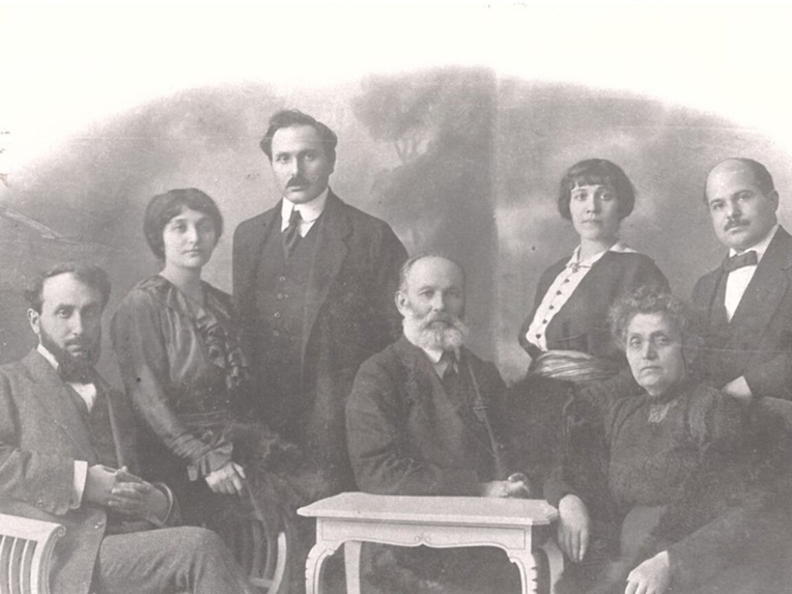 Боян Пенев и Дора Габе (вляво)