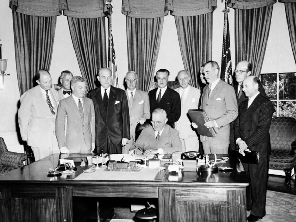 На 24 август 1949 г. президентът Хари С. Труман подписва на специална церемония Северноатлантическия договор.