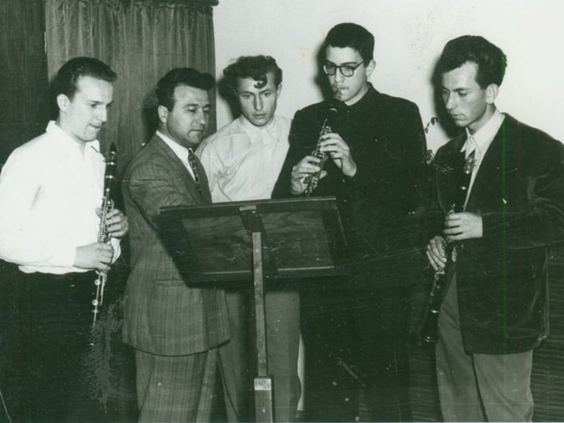 Проф. Сава Димитров (вторият отляво) със свои студенти от Българската държавна консерватория (дн. Национална музикална академия) ЦДА, фонд 828, опис 1, а.е. 174