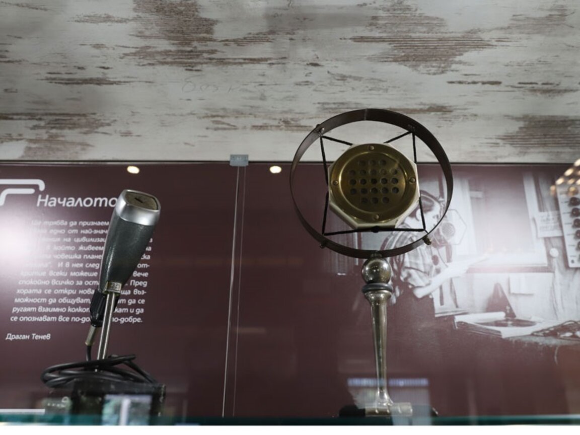 В музейната експозиция на БНР се съхраняват ценни архивни записи и документи, някои от които са предоставени от различни дарители.