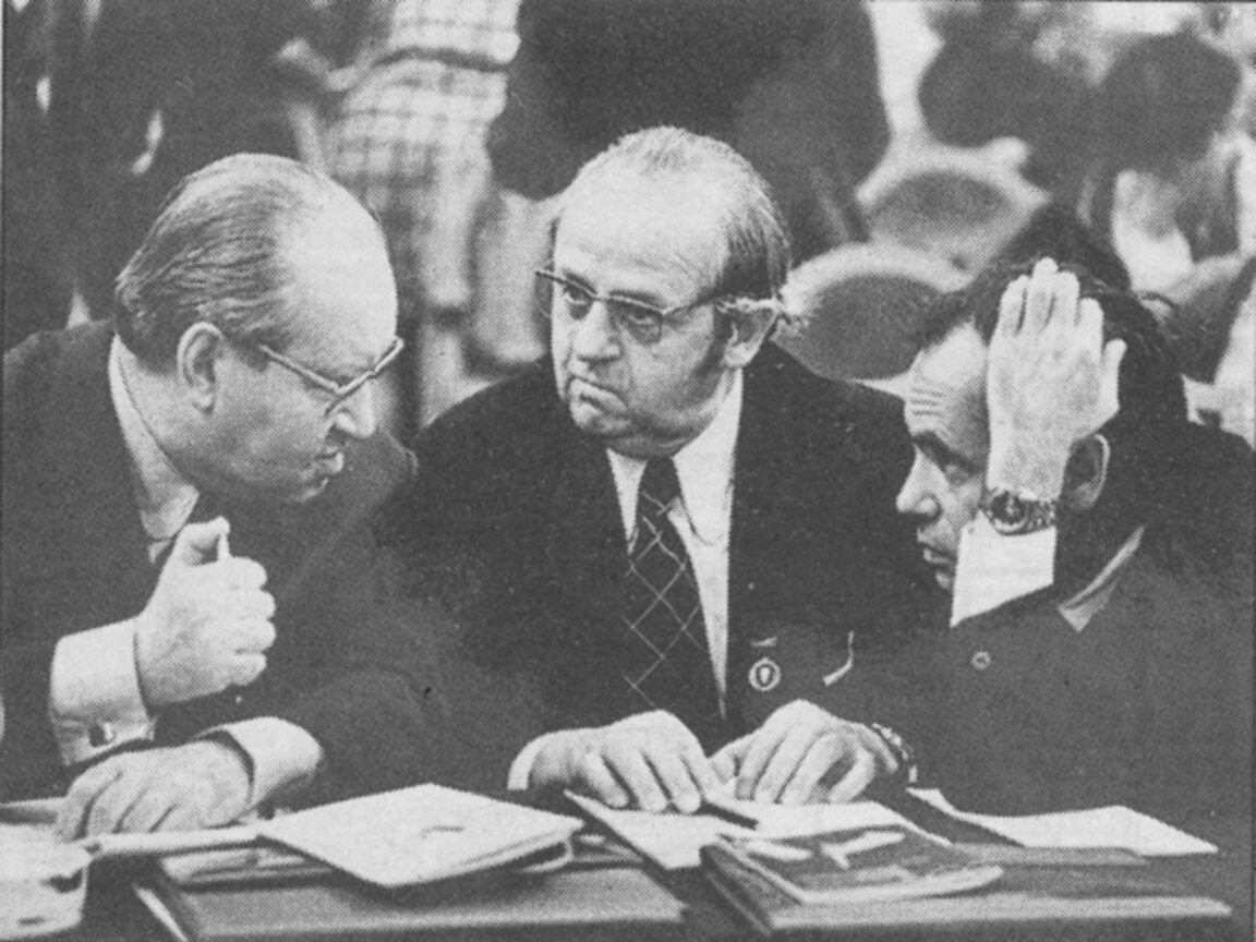 Проф. Владимир Аврамов (в средата) с Леонид Коган и Давид Ойстрах (вляво)