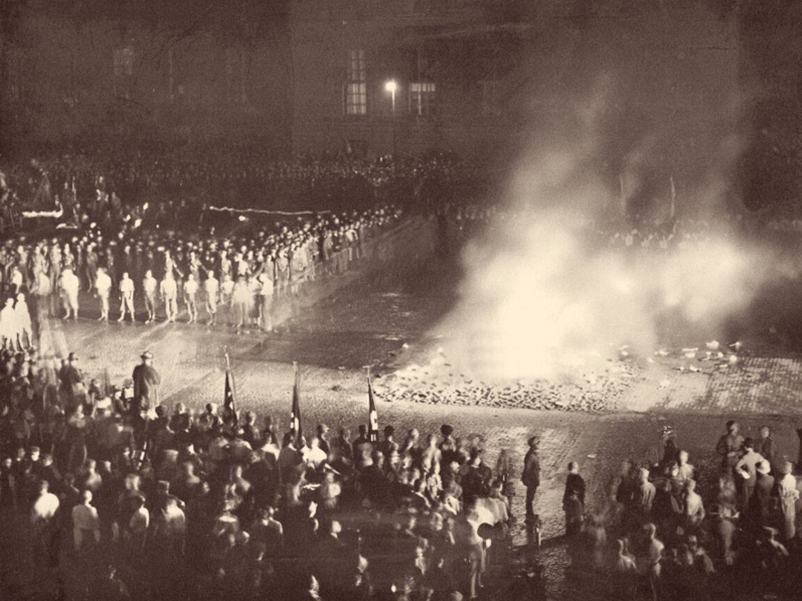 Изгарянето на книги на площада пред Операта в Берлин, 10 май 1933 г.