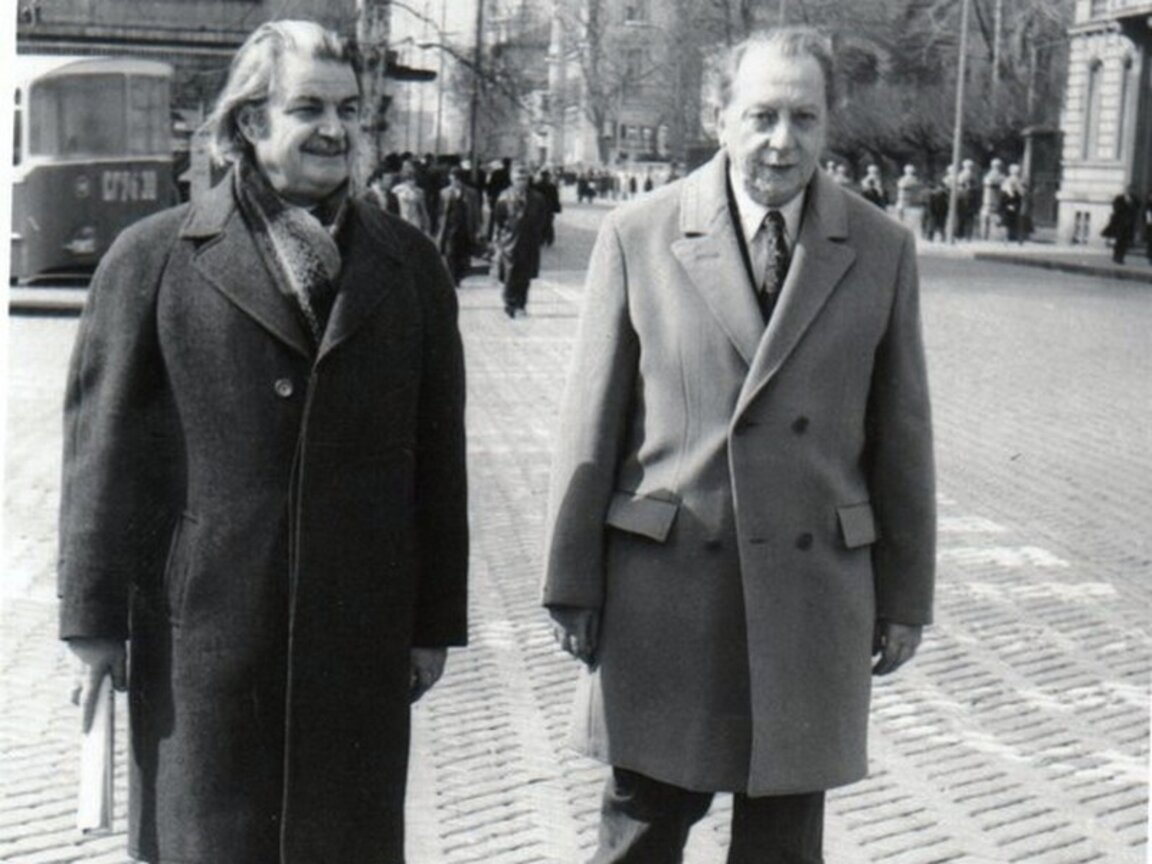 Проф. Гочо Гочев (вляво) и проф. Любомир Тенев из софийските улици, 1980 г.