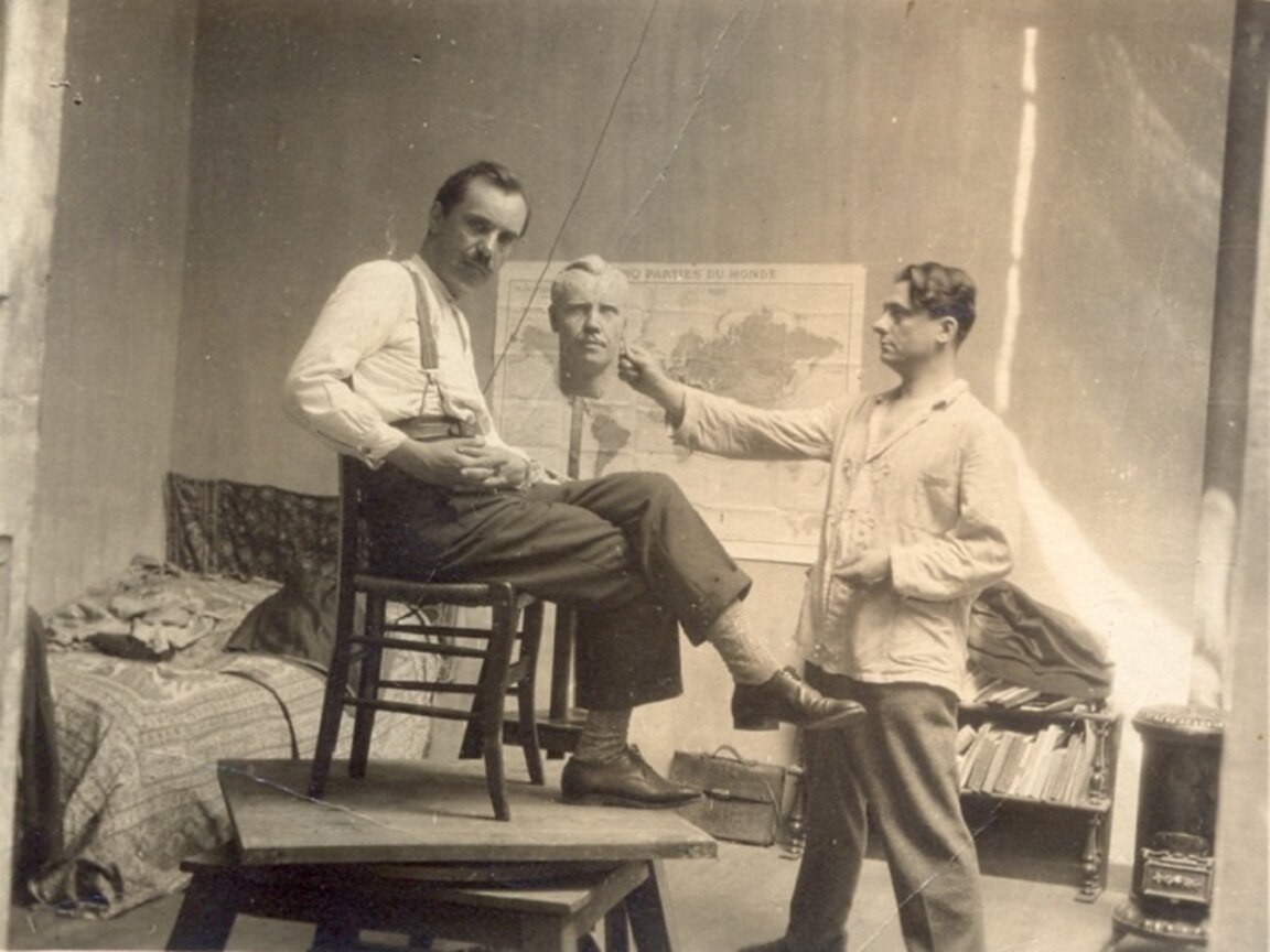 Проф. Асен Златаров позира на парижки скулптор, юни 1926 г.