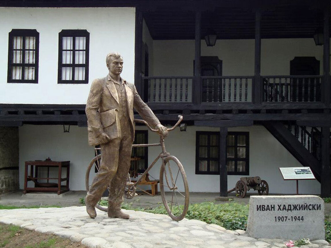 Паметникът в Троян изобразява Иван Хаджийски с колелото, с което е обикалял страната.
