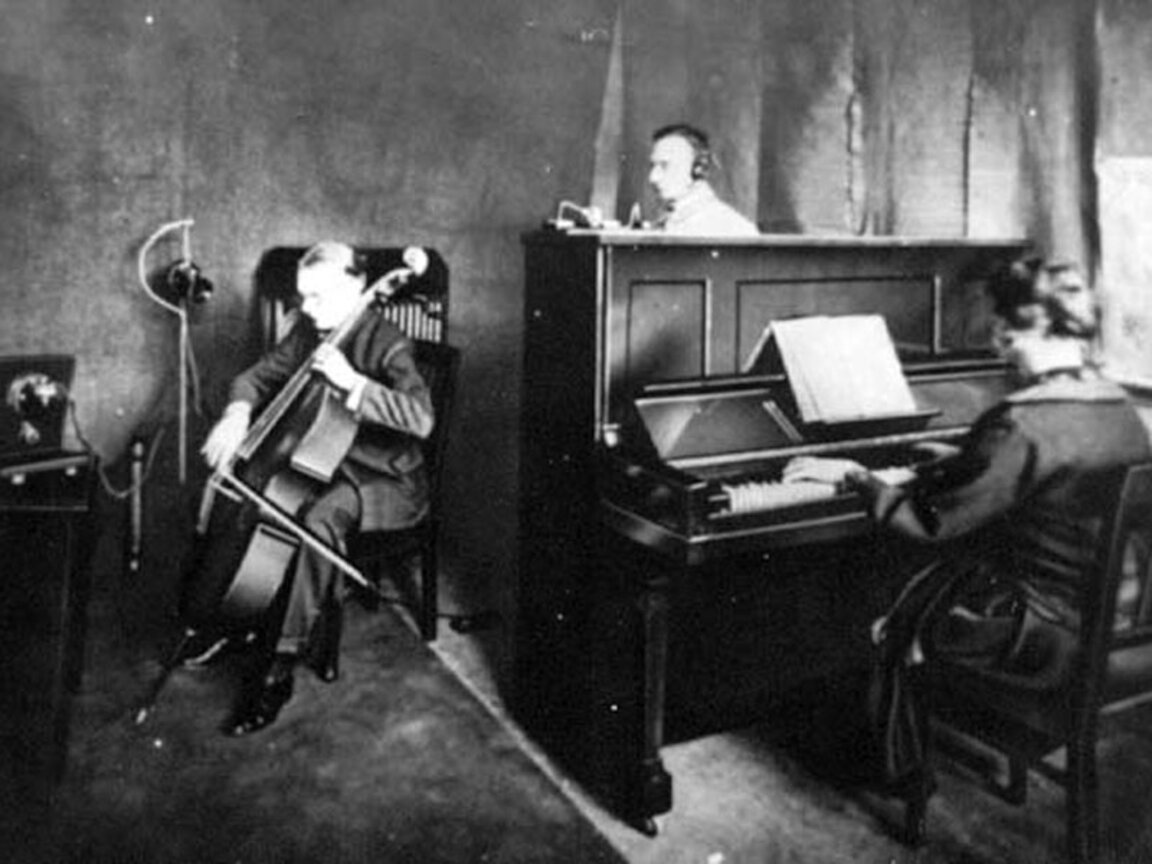 Снимка от първото радиоизлъчване в Германия с музикантите Ото Урак и Фриц Голдшид