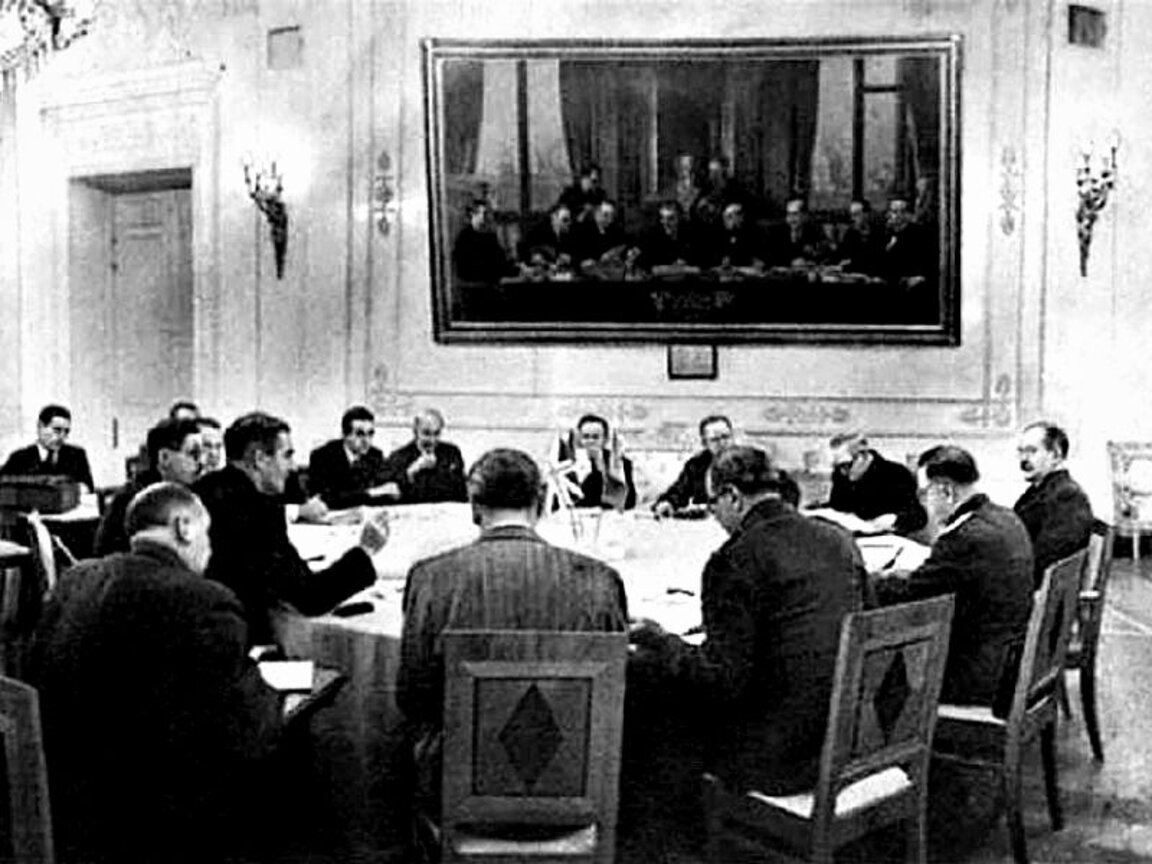Московска конференция 1944 г. Около кръглата маса от дясно наляво по часовниковата стрелка: министърът на външните работи на СССР Вячеслав Молотов (крайният в дясно), маршал Климент Ворошилов, генерал-лейтенант Хейстингс Исмей (Великобритания), посланикът на Великобритания в СССР Арчибалд Кер, външният министър на Великобритания Антъни Идън, зам. министърът на външните работи на Великобритания Уилям Стренг, генерал-майор Джон Дийн (САЩ), посланикът на САЩ Аверил Хариман, държавният секретар на САЩ Кордел Хол, съветникът на държавния секретар Грийн Хакуърд, заместниците на народния комисар на външните работи на СССР Максим Литвинов и Андрей Вишински
