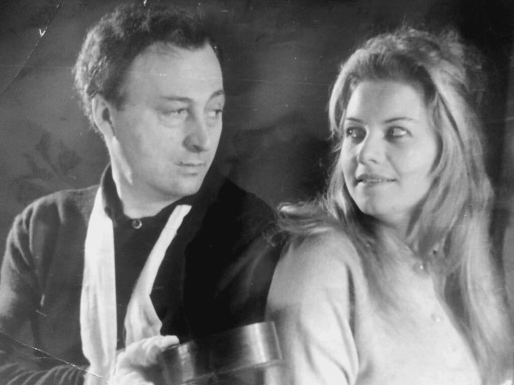 Иван Кондов и Росица Данаилова в спектакъла „Чудак“ на сцената на Театъра на армията