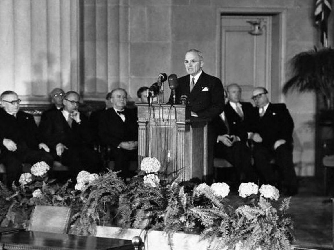 Американският президент Хари Труман произнася реч след подписването на договора за създаването на НАТО