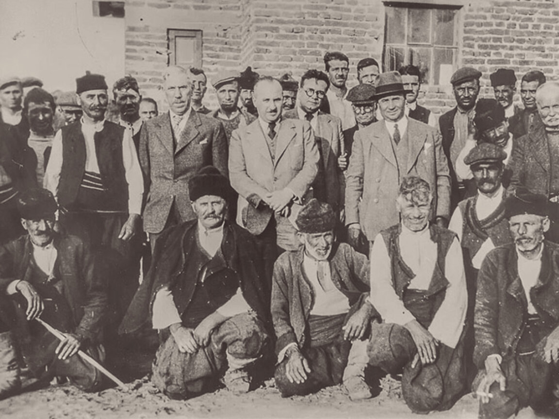 Димитър Пешев (в средата) сред свои избиратели в Кюстендилско, 30-те години на XX век